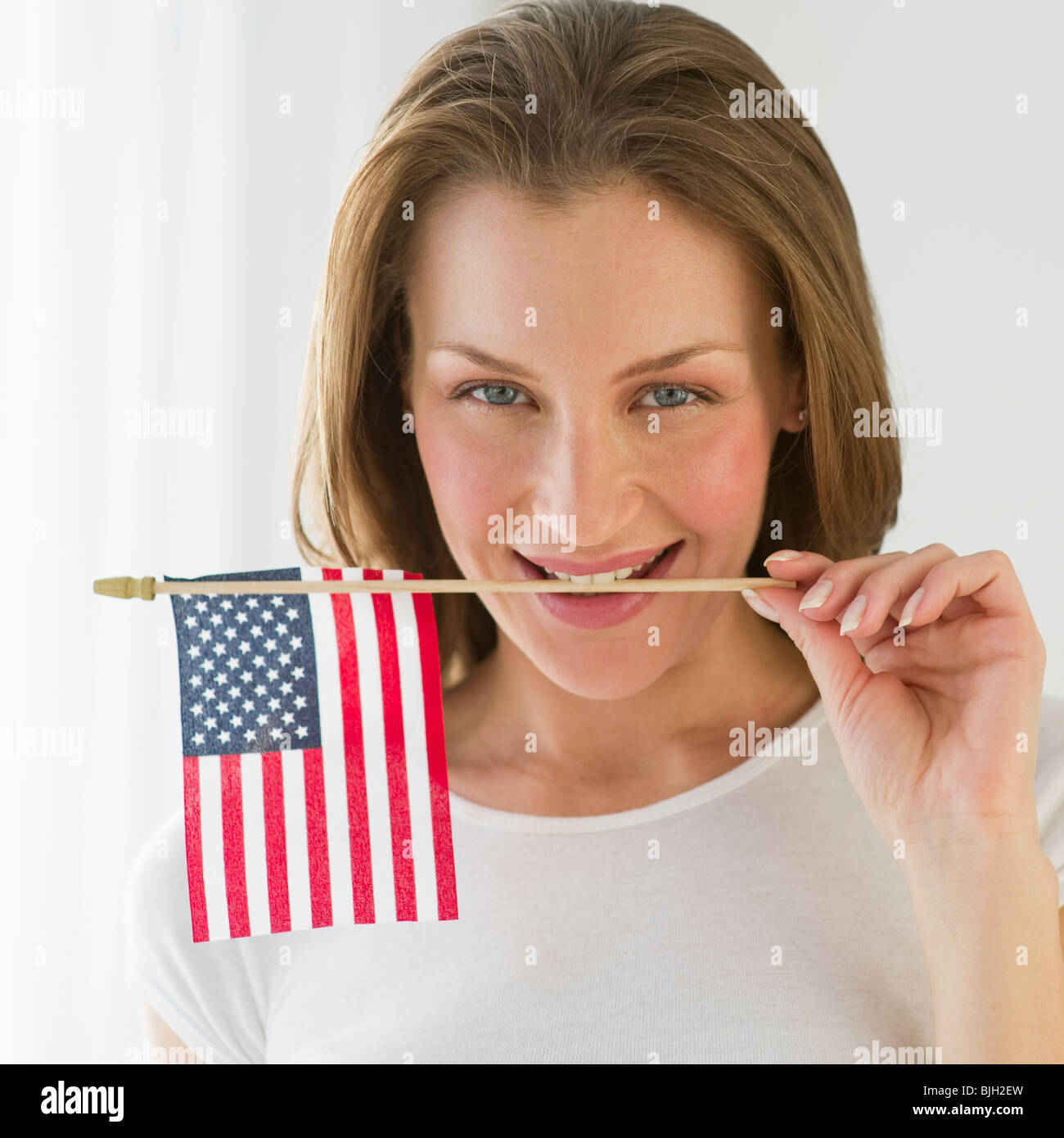 Frau Holding amerikanische Flagge Stockfoto