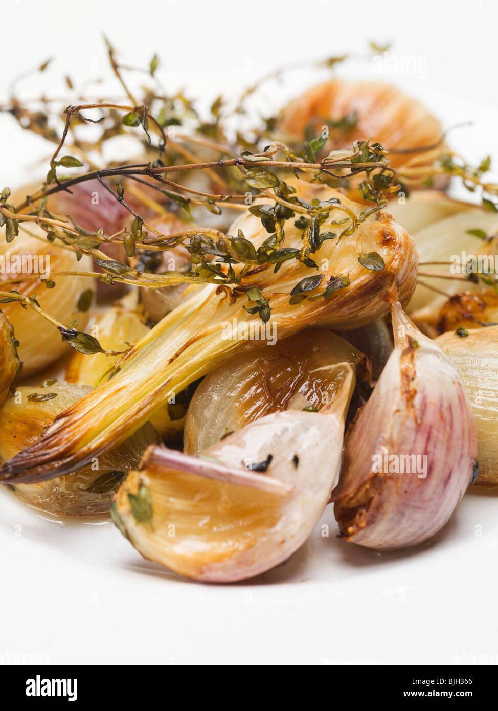 Geröstetem Knoblauch mit Thymian- Stockfoto