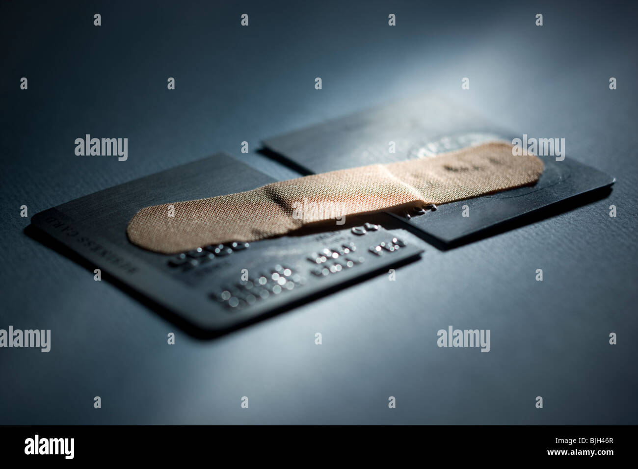Kreditkarte in zwei Hälften mit einem Pflaster halten sie zusammen geschnitten Stockfoto