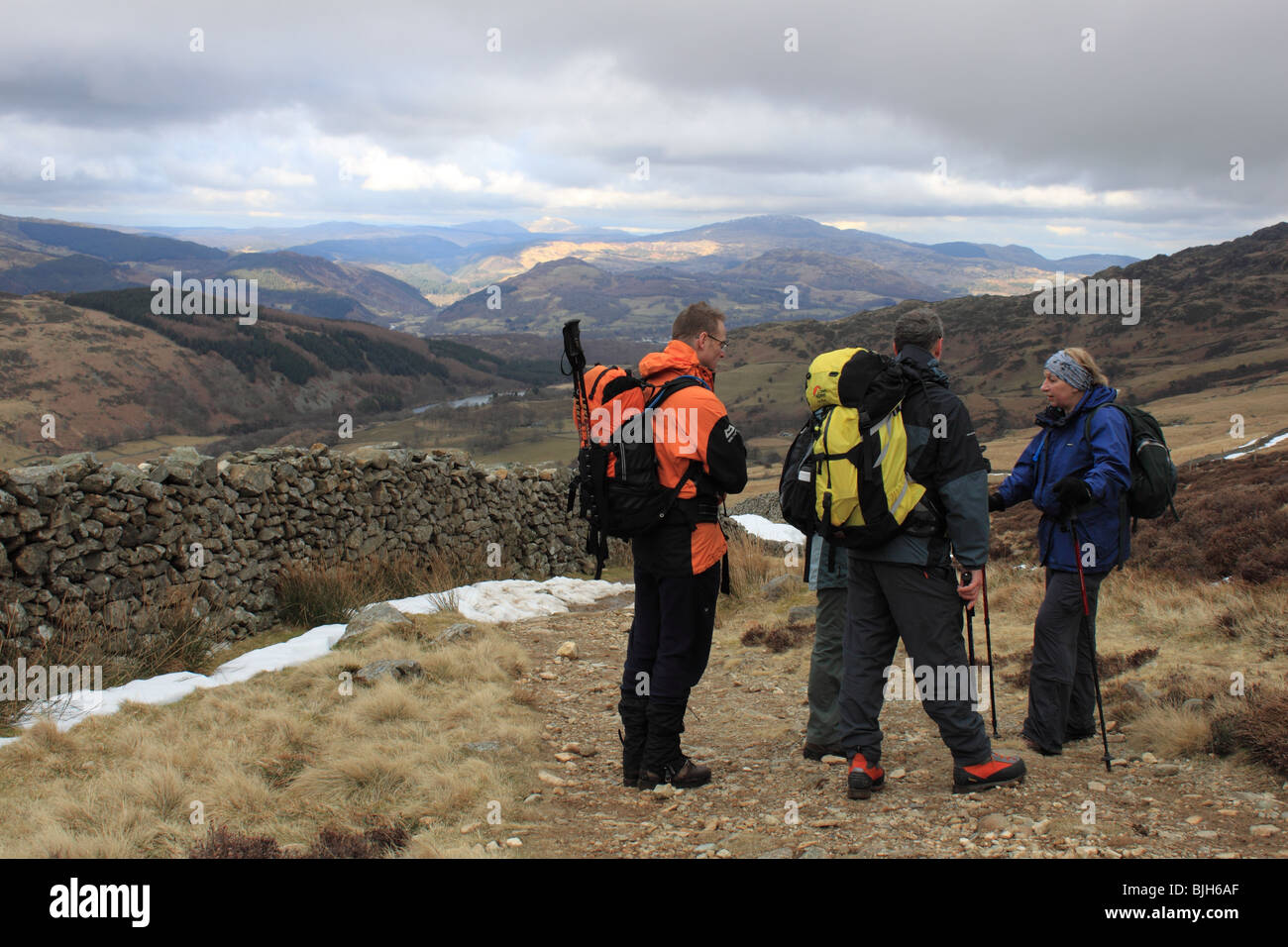 Vier Wanderer herabsteigen vom Cadair Idris über Pony Weg, Snowdonia-Nationalpark, Gwynedd, Wales, Vereinigtes Königreich, UK, Europa Stockfoto