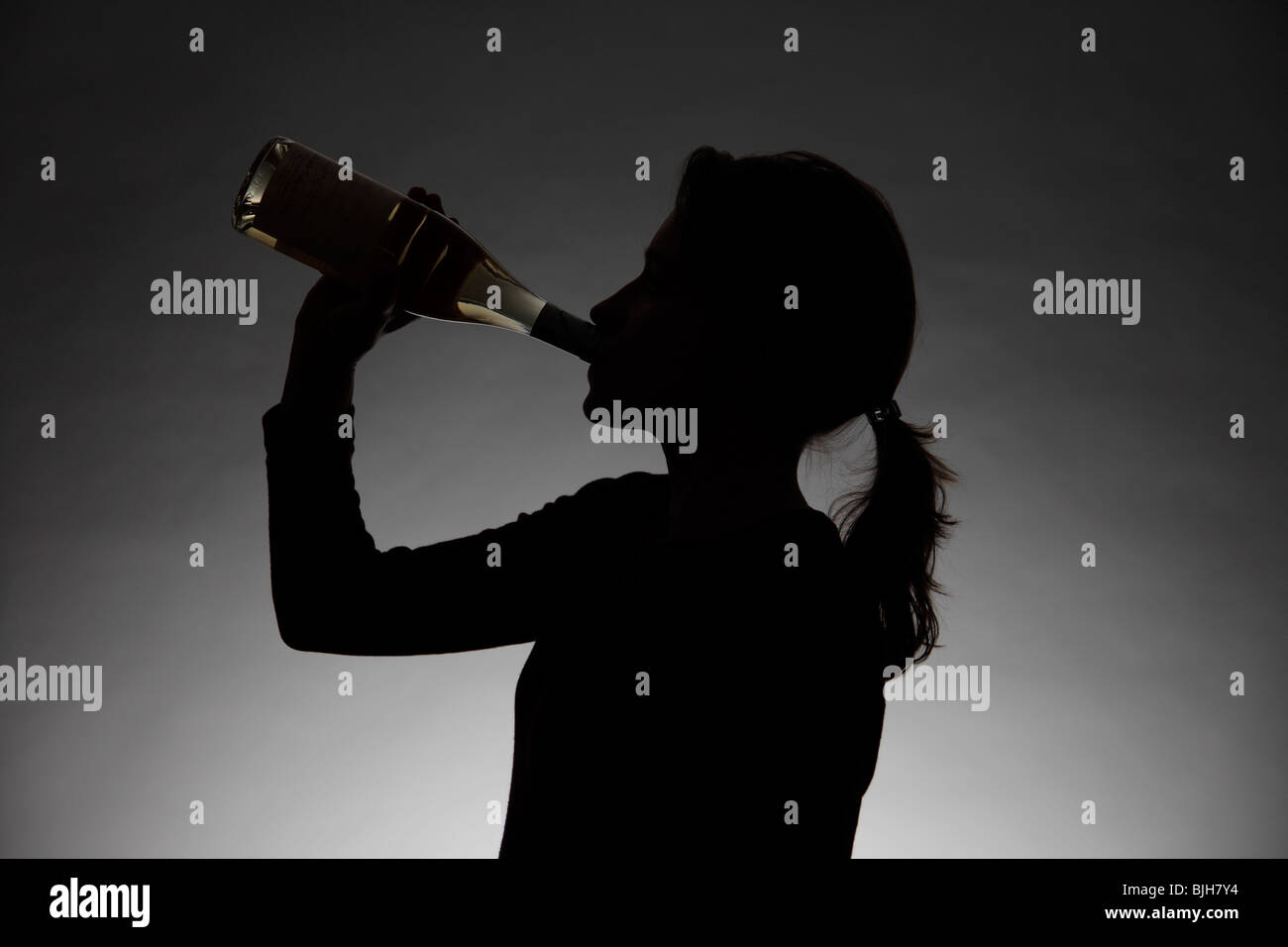 Frau trinkt Alkohol. Symbol: der Missbrauch von Alkohol, sucht Stockfoto