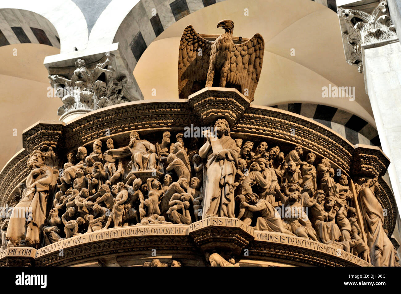 Berühmten 14 C geschnitzt italienischen Renaissance steinerne Kanzel von Giovanni Pisano in Pisa Dom, Toskana, Italien Stockfoto