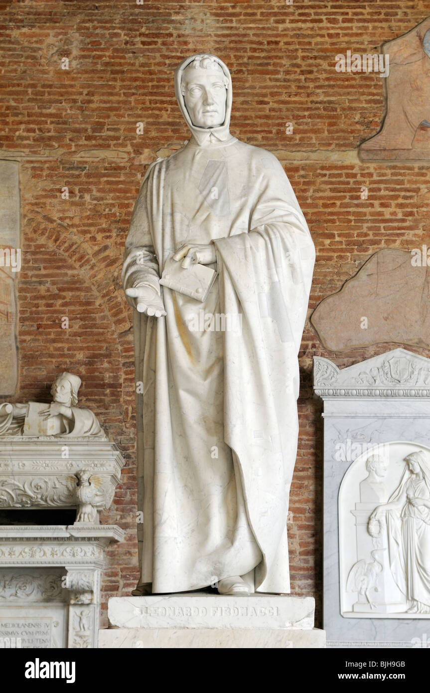 Statue des berühmten mittelalterlichen Mathematiker Fibonacci im Camposanto, Pisa. Toskana, Italien. Auch bekannt als Leonardo von Pisa Stockfoto