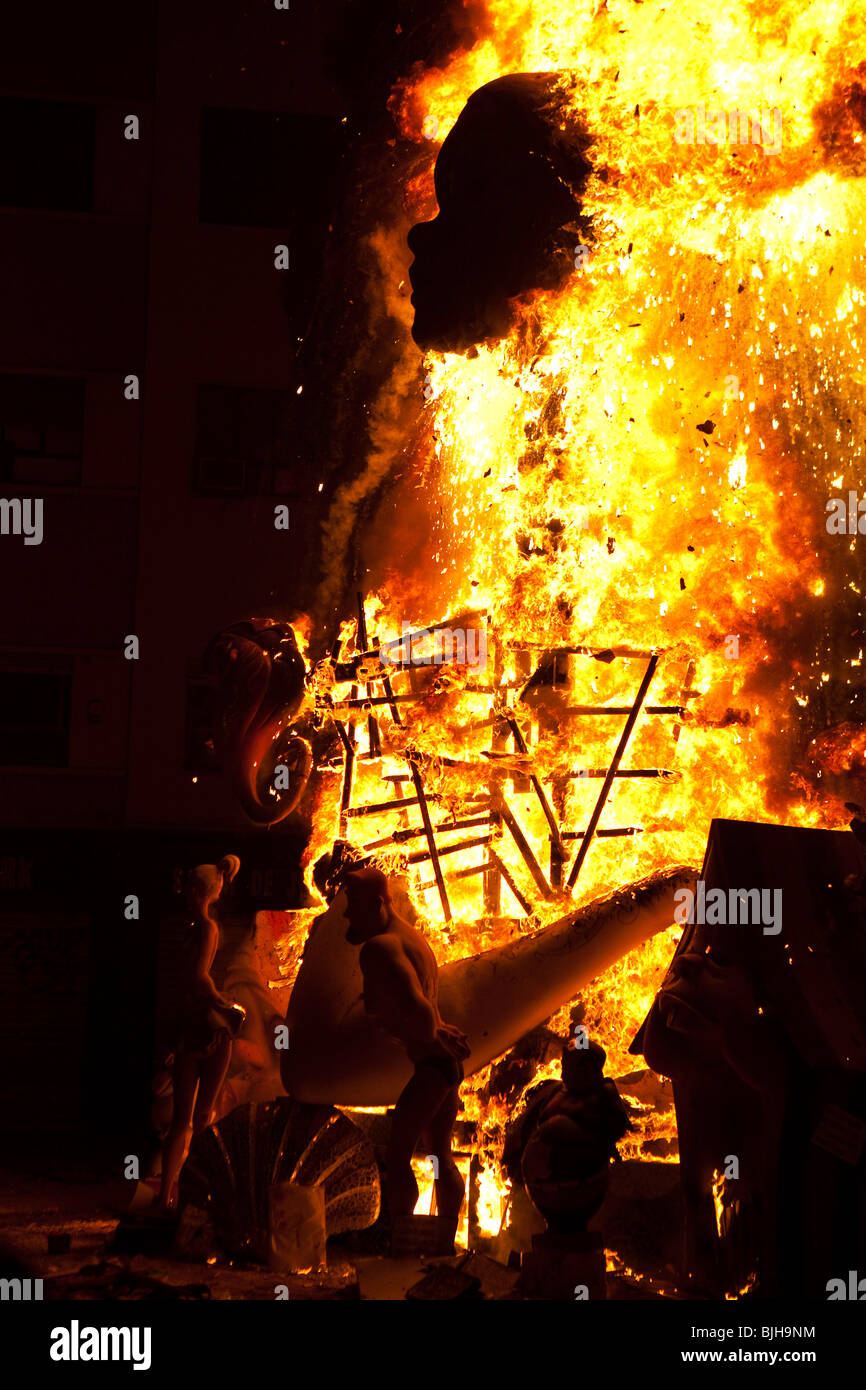 Ninot Skulptur brennen während Las Fallas Festival, Valencia, Spanien 2010 Stockfoto