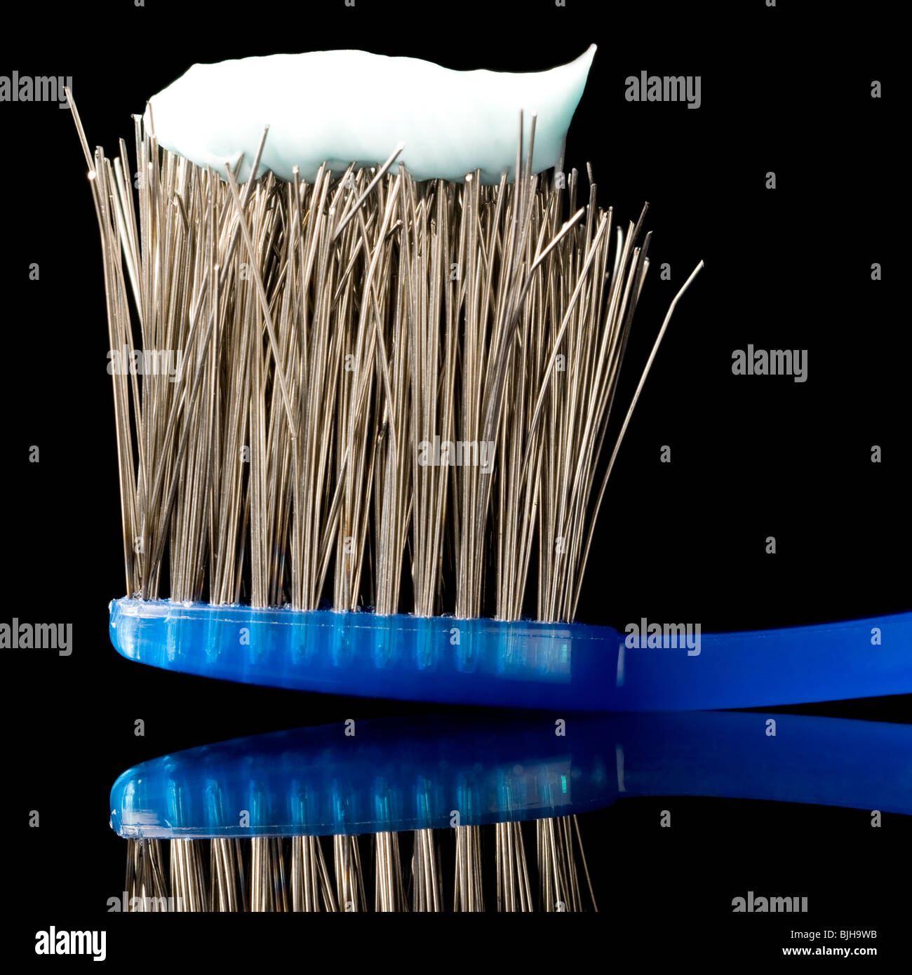 Zahnbürste mit den Borsten gemacht von Metalldrähten Stockfoto