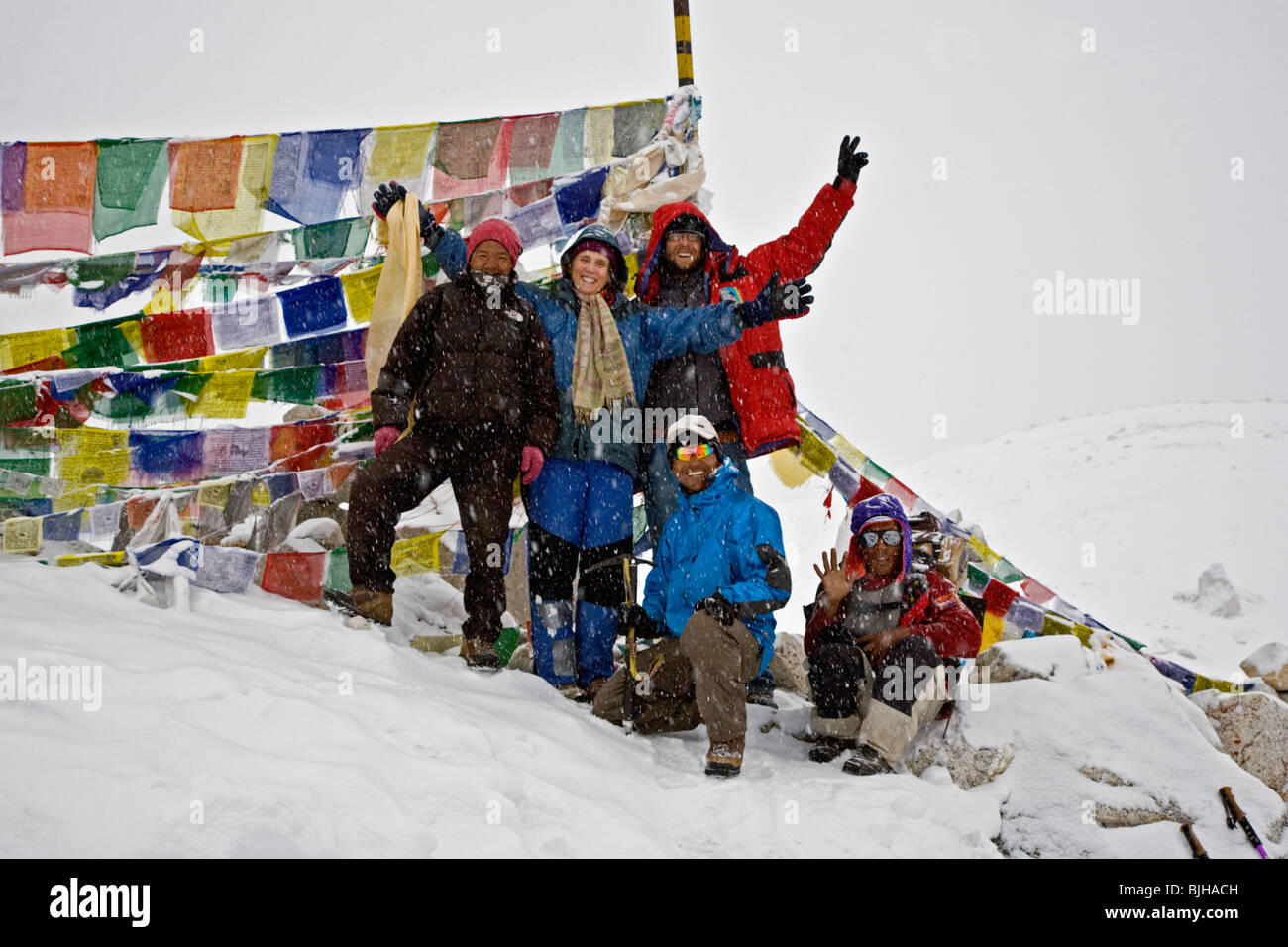 Wanderer erreichen LARKYE LA über 17000 Fuß auf auf der ganzen MANASLU Trekking - NUPRI REGION NEPALS Stockfoto