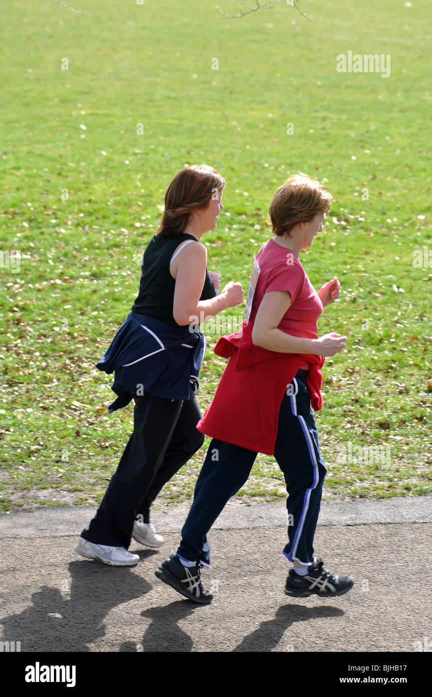 Zwei Frauen Läufer in die Sport Relief Meile, Warwick, UK Stockfoto