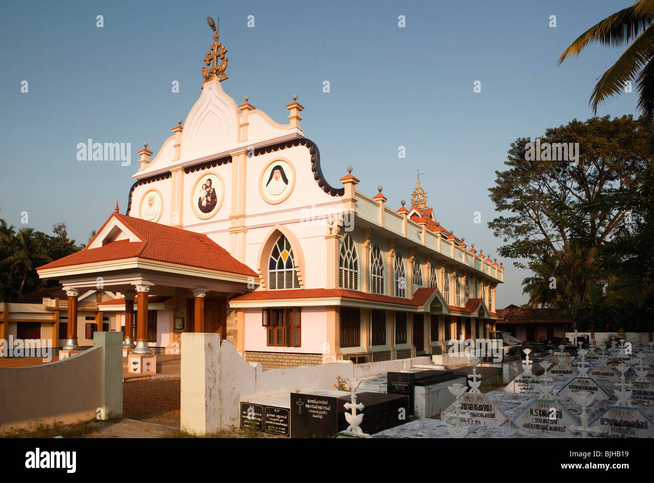 Indien, Kerala, Alappuzha, Chennamkary, St.-Josephs Kirche und Friedhof Stockfoto