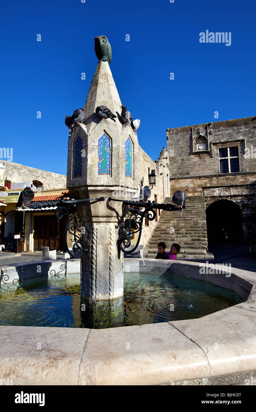 Türkische Brunnen Castellania in die Ippokratous quadratisch, Altstadt von Rhodos, Dodekanes, Griechenland Stockfoto