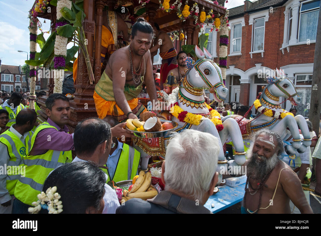 South Indian Hindus in East London teilnehmen in einem traditionellen "Ther"-Festival, einen großen Wagen durch die Straßen ziehen. Stockfoto