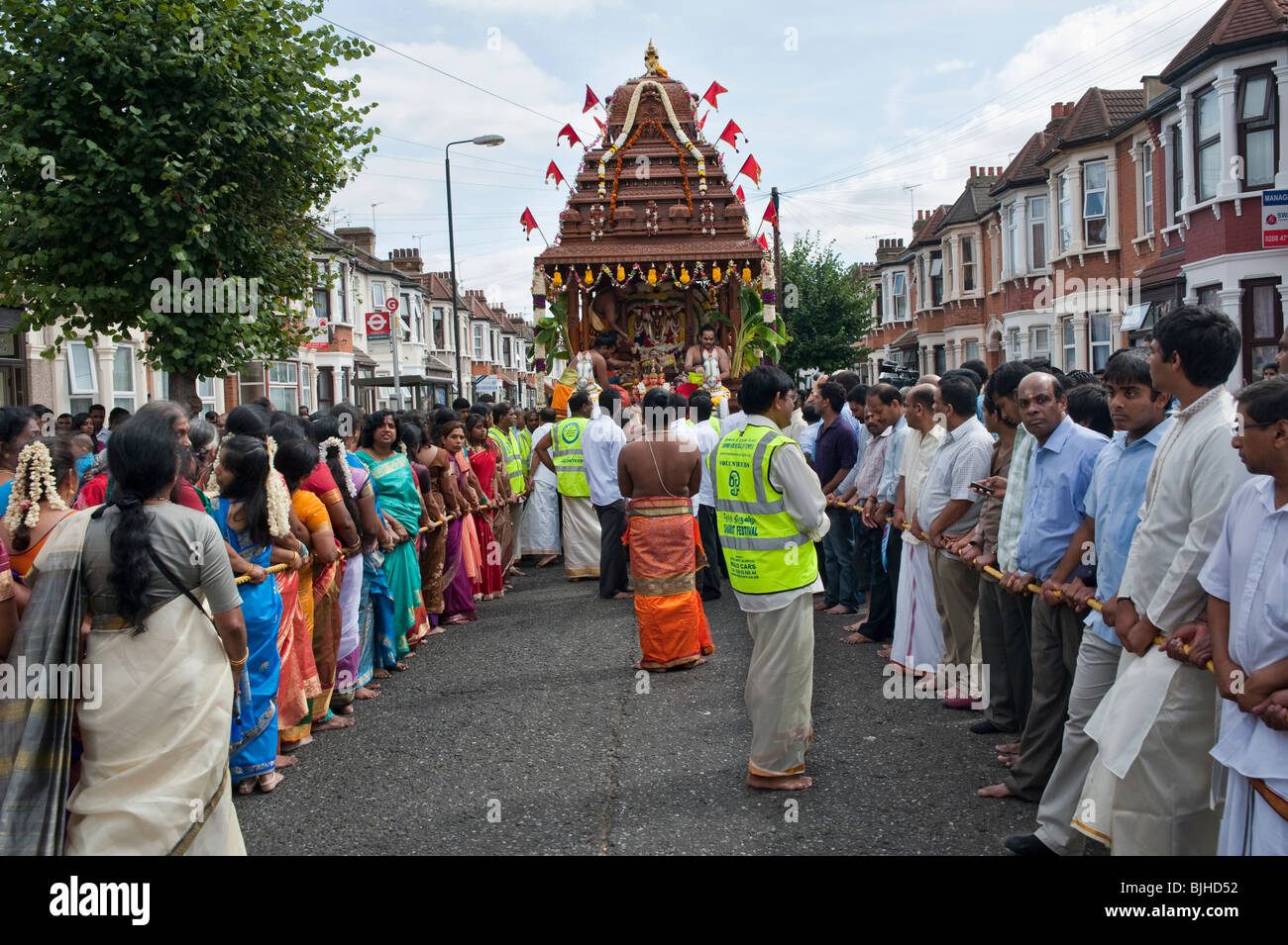 Süden indisch-hinduistischen in East London nehmen Teil in einem traditionellen "Ther"-Festival, einen großen Wagen durch die Straßen ziehen. Stockfoto