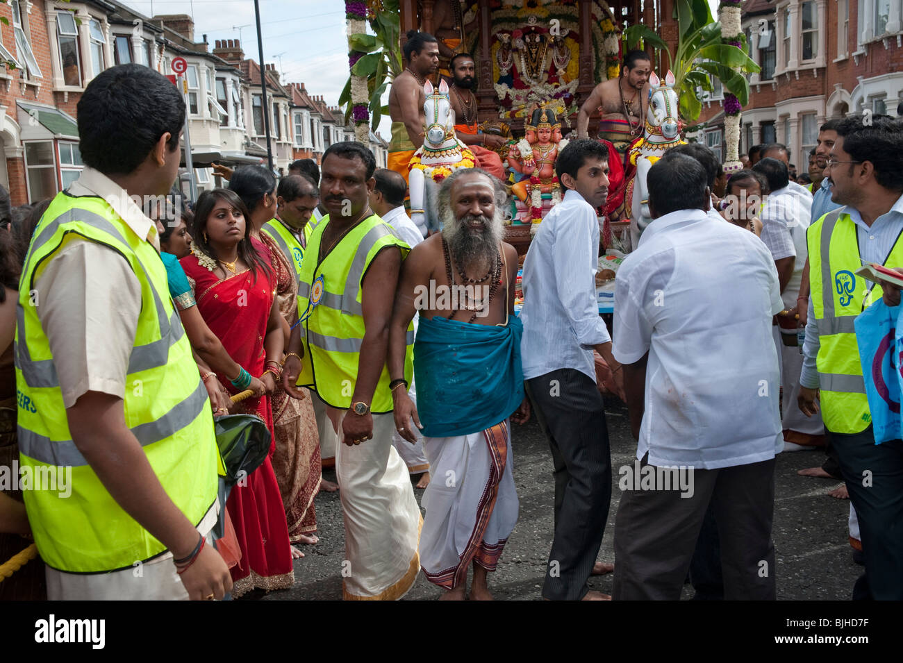 South Indian Hindus in East London teilnehmen in einem traditionellen "Ther"-Festival, einen großen Wagen durch die Straßen ziehen. Stockfoto