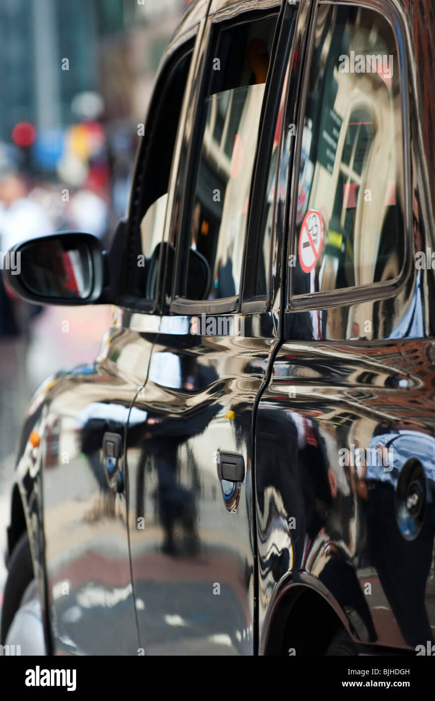 Reflexionen in London-Taxi Stockfoto