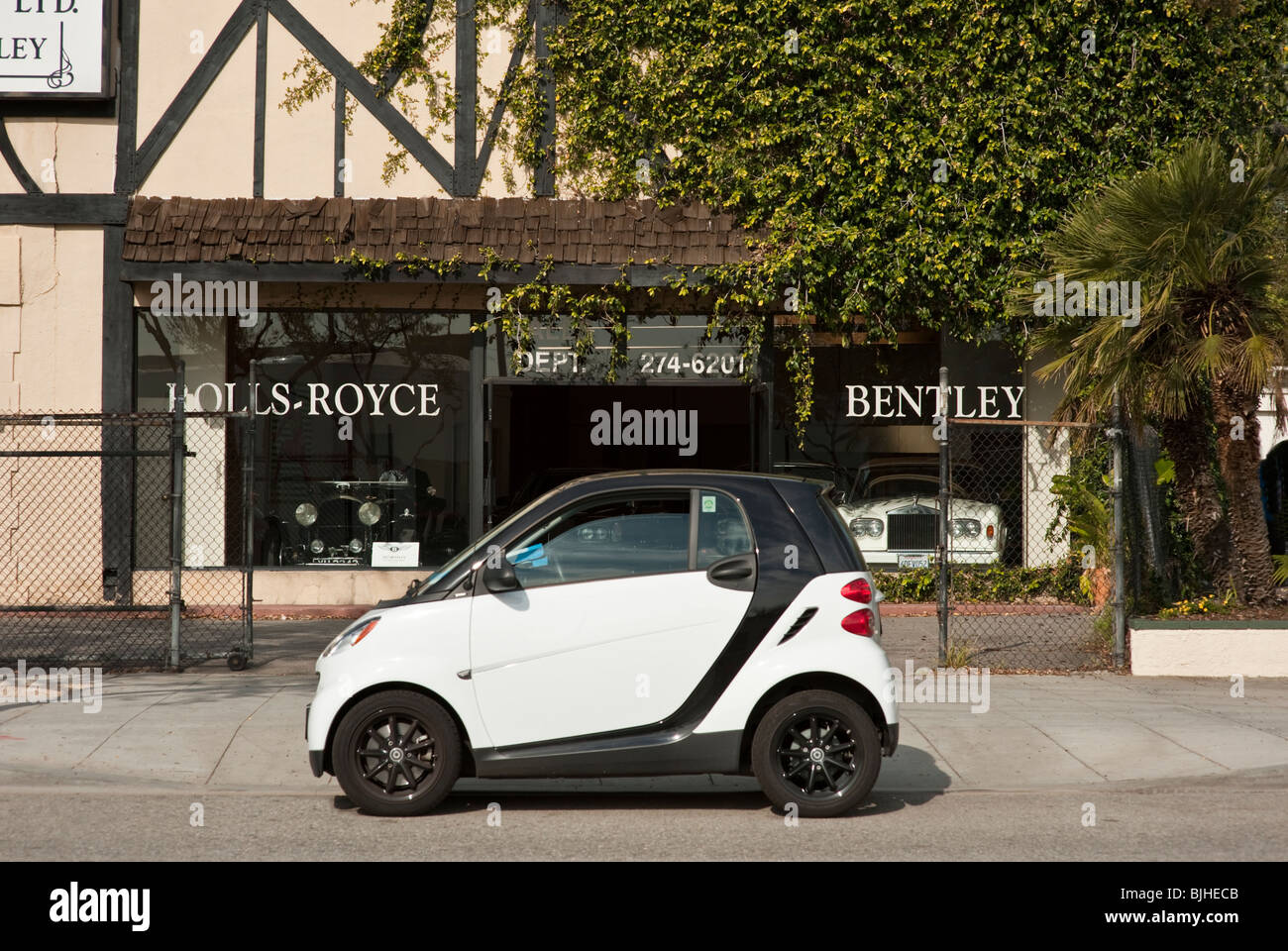 Humorvolle Foto eines Smart Auto parkten außerhalb der Showroom von einem Rolls-Royce und Bentley Händler in Beverly Hills, Kalifornien Stockfoto