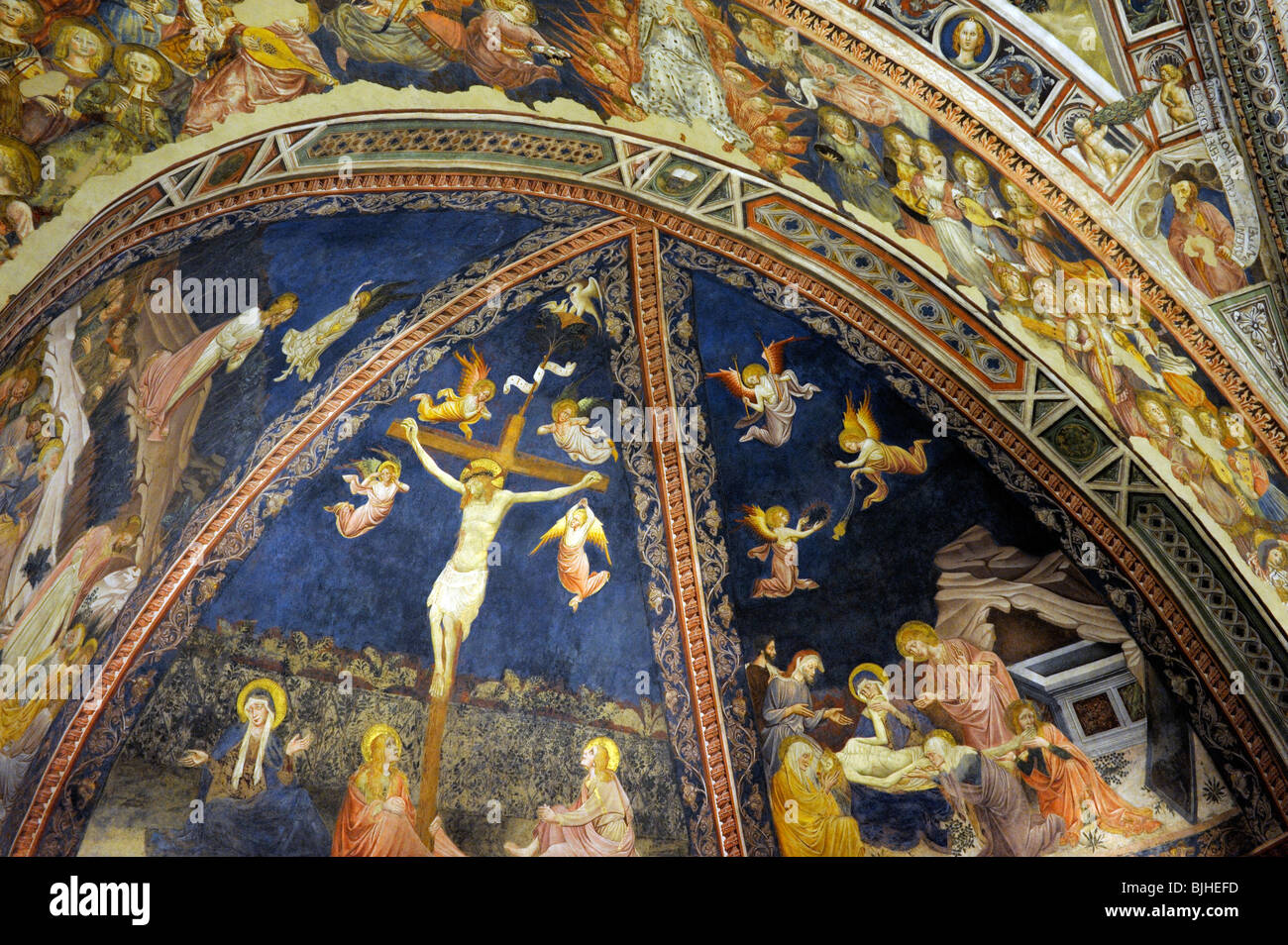 Das Baptisterium, Sienna Kathedrale. Battistero Siena Dom. Toskana, Italien. Deckenfresken von Vecchietta. Kreuzigung-detail Stockfoto