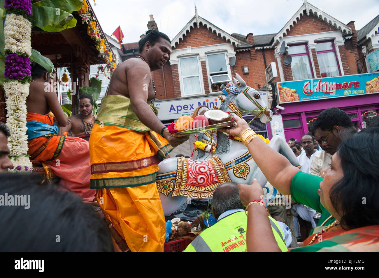 South Indian Hindus in East London teilnehmen in einem traditionellen "Ther"-Festival, einen großen Wagen durch die Straßen ziehen. Stockfoto