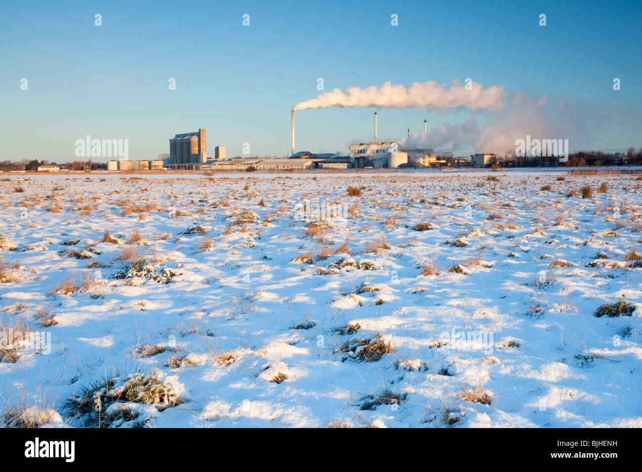 Cantley Zuckerfabrik Licht folgende schneit es in der Norfolk-Landschaft Stockfoto