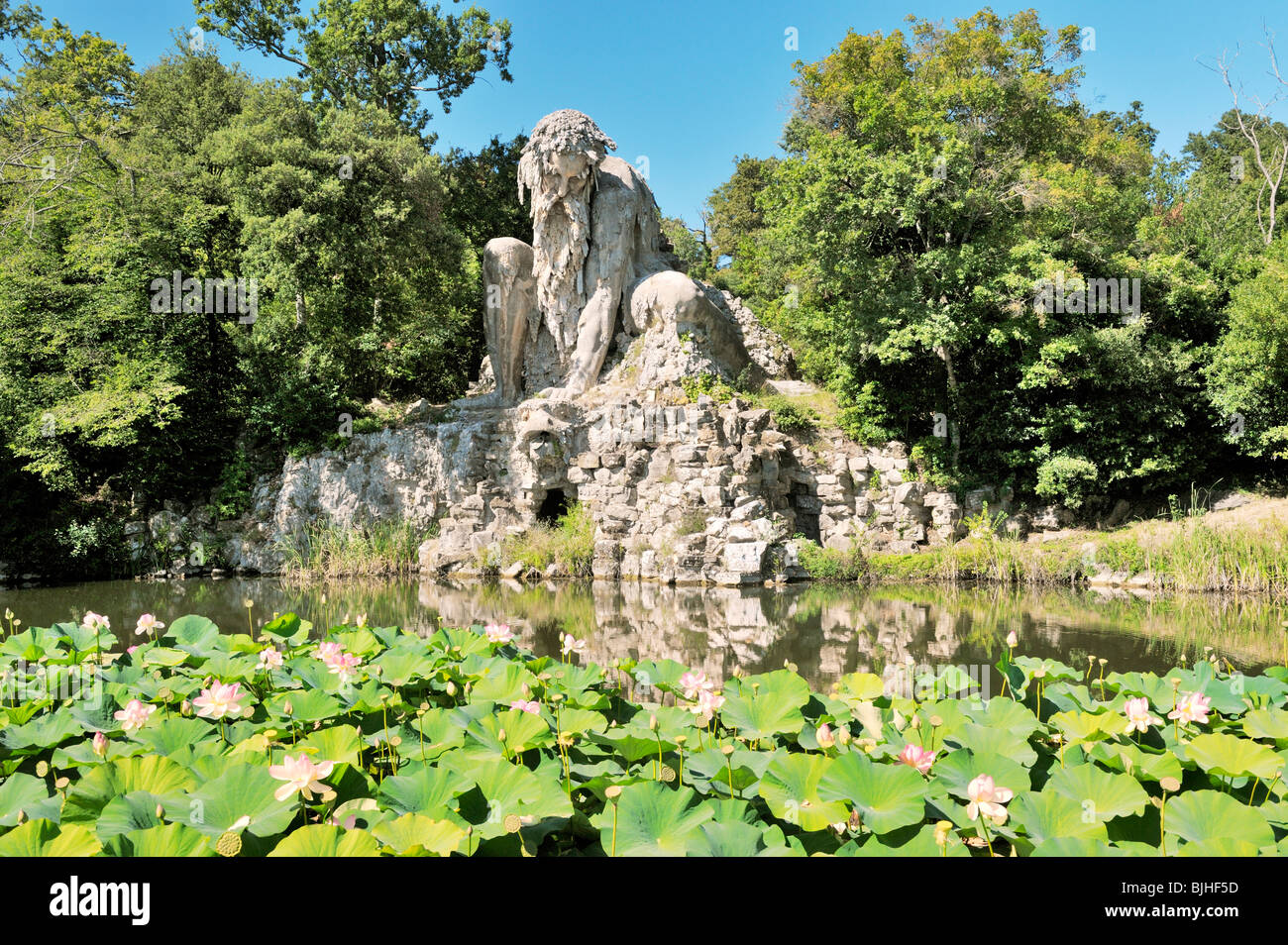 Riesige 16 C. Statue bekannt als der Apenninen-Koloss von Giambologna im Garten der Villa Demidoff di Pratolino, Toskana, Italien Stockfoto