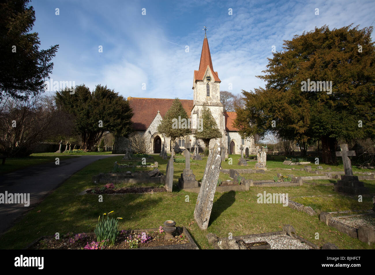 Kirche der Heiligen Dreifaltigkeit. Ein Land Dorfkirche mit Turm und Kirche Hof Stockfoto