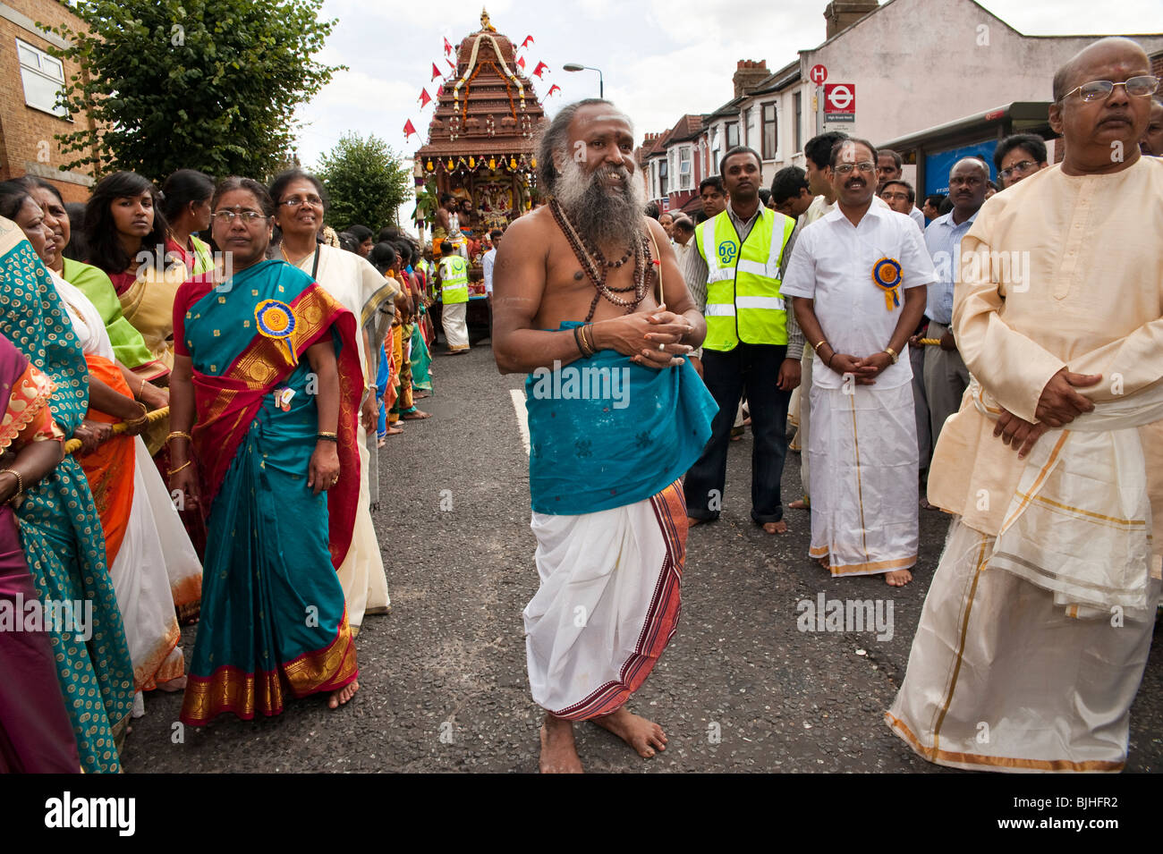 South Indian Hindus in East London teilnehmen in einem traditionellen "Ther"-Festival, einen großen Wagen durch die Straßen ziehen. Stockfoto