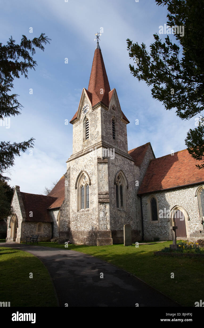 Kirche der Heiligen Dreifaltigkeit. Ein Land Dorfkirche mit Turm und Kirche Hof Stockfoto