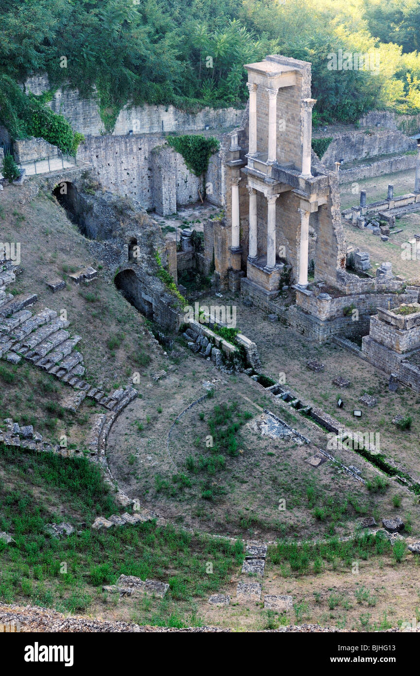 Alten etruskischen Hügel Stadt Volterra, Toskana, Italien. Ruinen des römischen Theaters Stockfoto