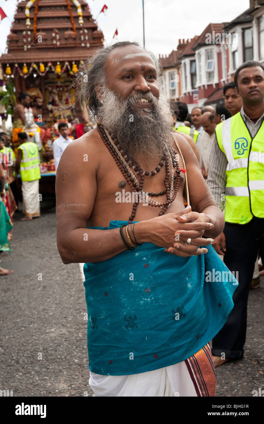 South Indian Hindus in East London teilnehmen in einem traditionellen "Ther"-Festival, einen großen Wagen durch die Straßen ziehen. Stockfoto