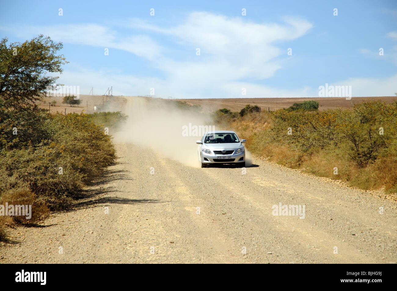 Fahren entlang der Garden Route. Eine im Mai Schotterpisten im südlichen Afrika Toyota begegnet ist in Richtung Swellendam Stockfoto