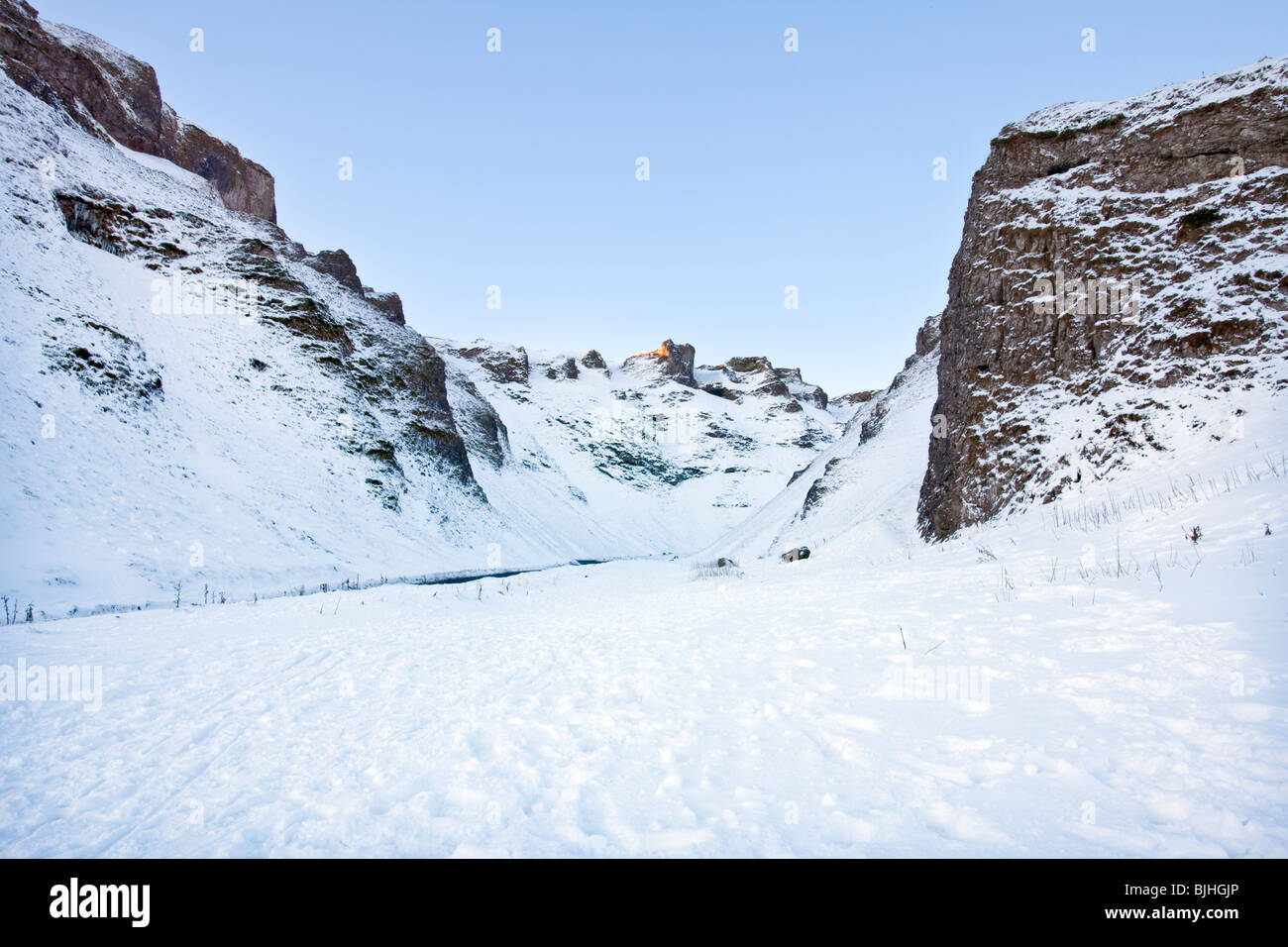 Winnnats Pass schneebedeckt im Peak District National Park Stockfoto