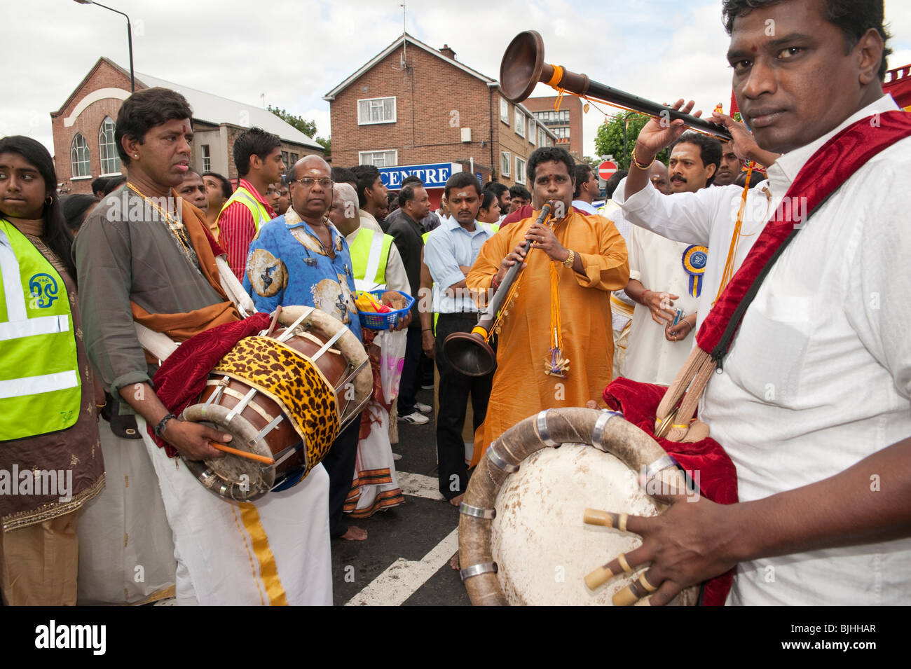 South Indian Hindus in East London teilnehmen in einem traditionellen "Ther"-Festival, einen großen Wagen durch die Straßen ziehen. Stockfoto