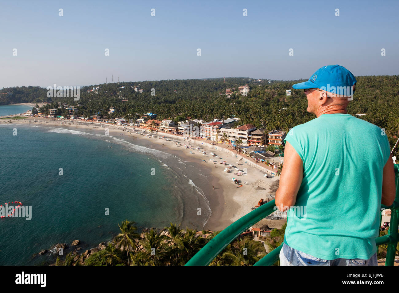 Indien, erhöhte Kovalam, Kerala touristische genießen Blick auf Strand von oben von Vizhinjam Lighhouse Stockfoto