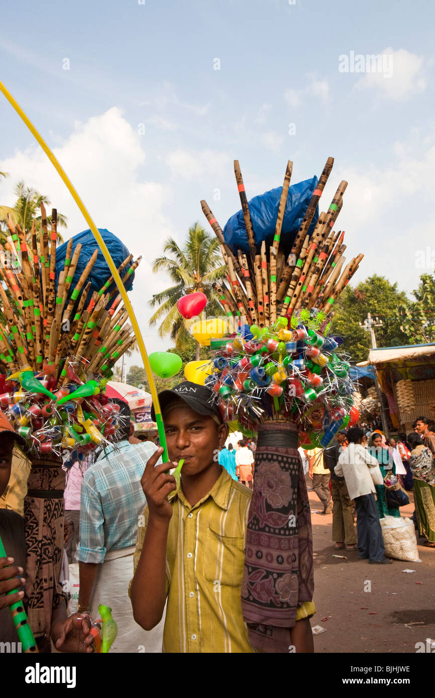 Indien, Kerala, Kanjiramattom Kodikuthu moslemische Festival, Mann Verkauf Flöten und billige Souvenirs vor Moschee Stockfoto