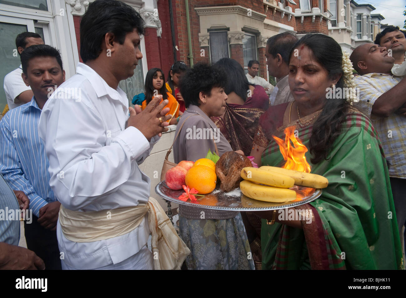 South Indian Hindus in East London teilnehmen in einem traditionellen "Ther"-Festival, einen großen Wagen durch die Straßen ziehen. Stockfoto