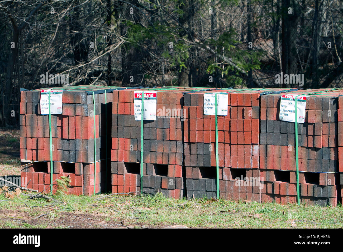 Pflasterklinker auf einer Baustelle. Pflasterung Ziegel gestapelt und gebunden. Stockfoto