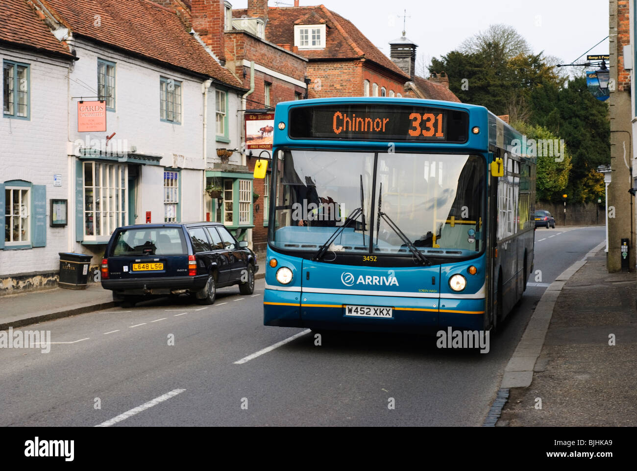 Arriva Bus 331 Reise durch West Wycombe Village auf dem Weg nach Chinnor. Stockfoto