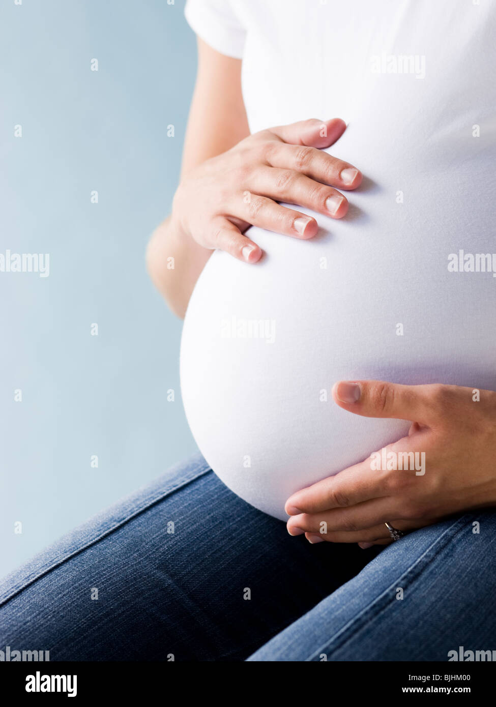 Mittelteil einer schwangeren Frau Stockfoto