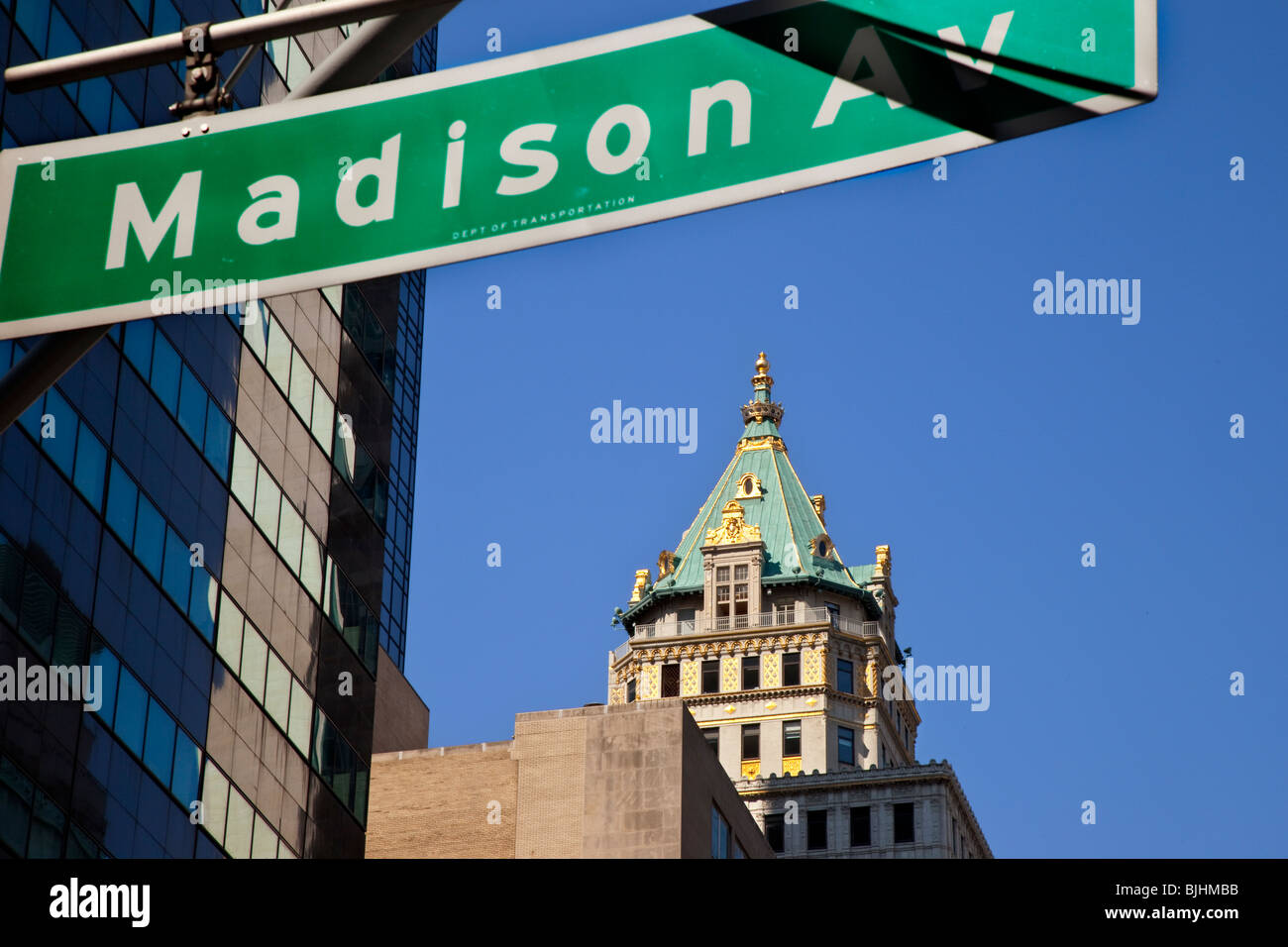 Madison Avenue Schild mit The Crown Tower Building über New York City USA Stockfoto