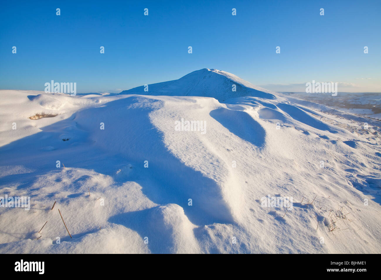 Winter Schneefall am Rushup Rand in der Peak District National Park Blick zurück in Richtung Mam Tor eingefangen. Stockfoto