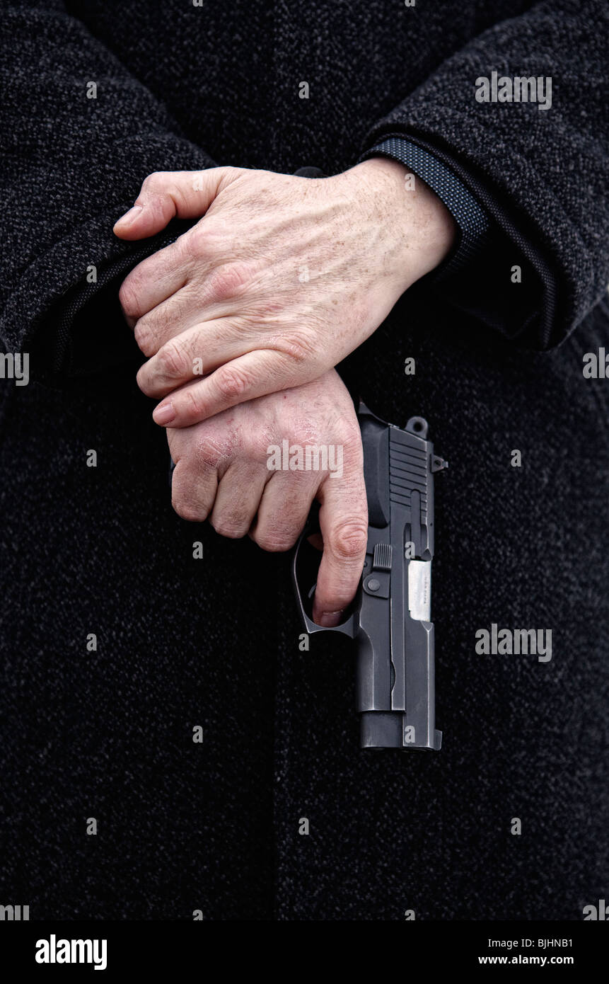 Mann mit Waffe in Händen-Close-up Stockfoto