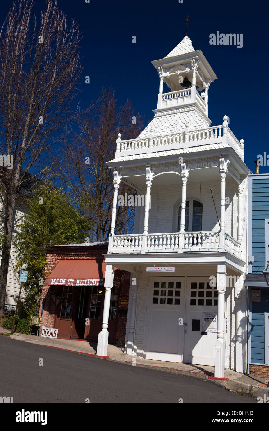 Historische Feuerwache Nr. 1 (heute Museum) mit Glockenturm und Lebkuchen zu trimmen, 215 Main Street, Nevada City, Kalifornien Stockfoto