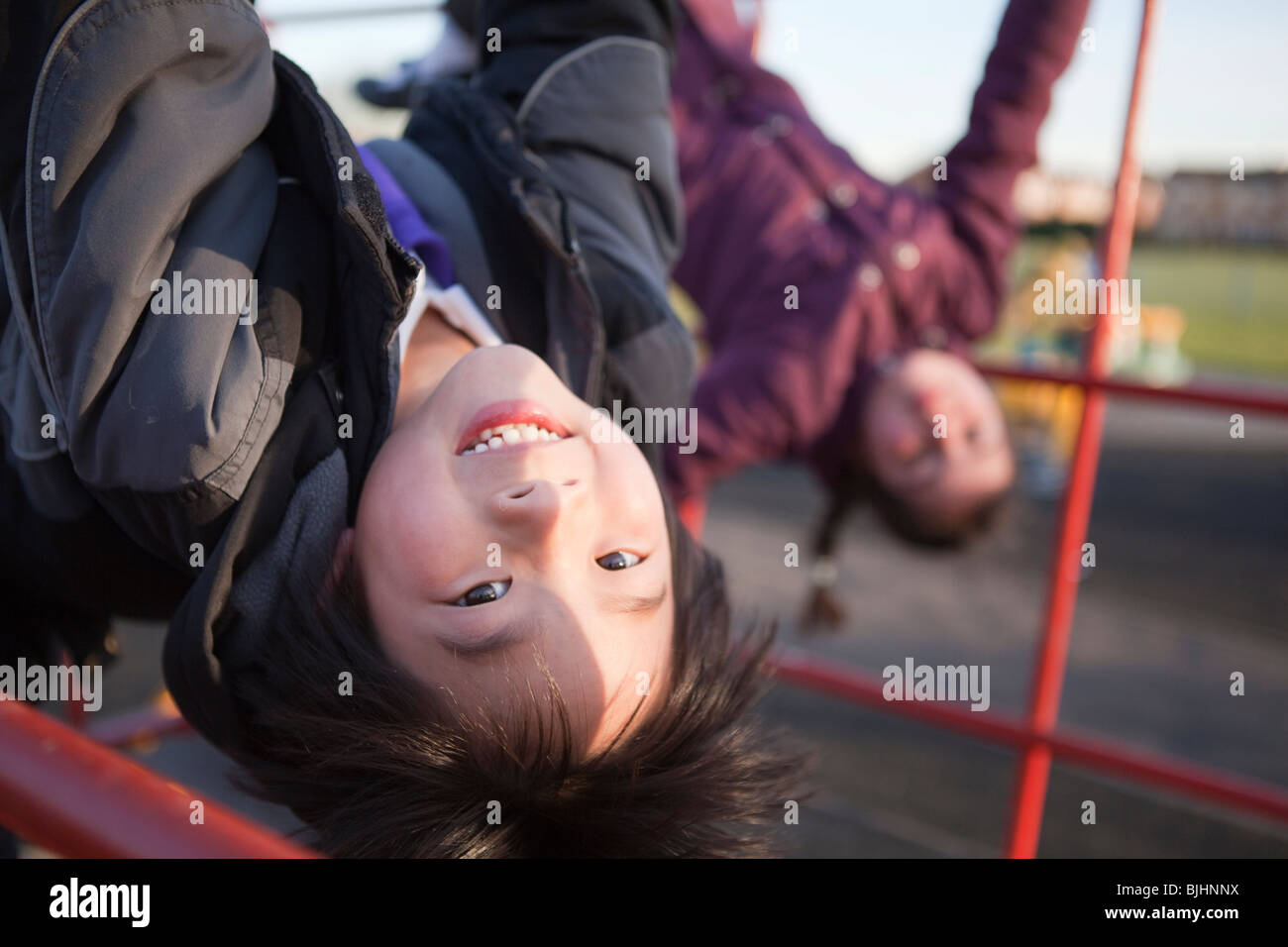 Jungen und Mädchen im Park schwingen auf barson Schule Spielplatz Spaß haben Stockfoto