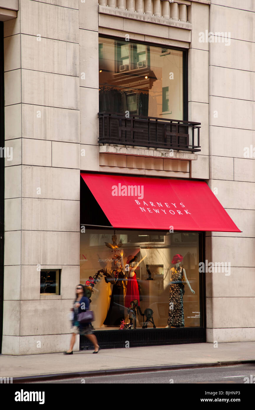 Shopper von Barneys Schaufenster in New York City USA Wandern Stockfoto