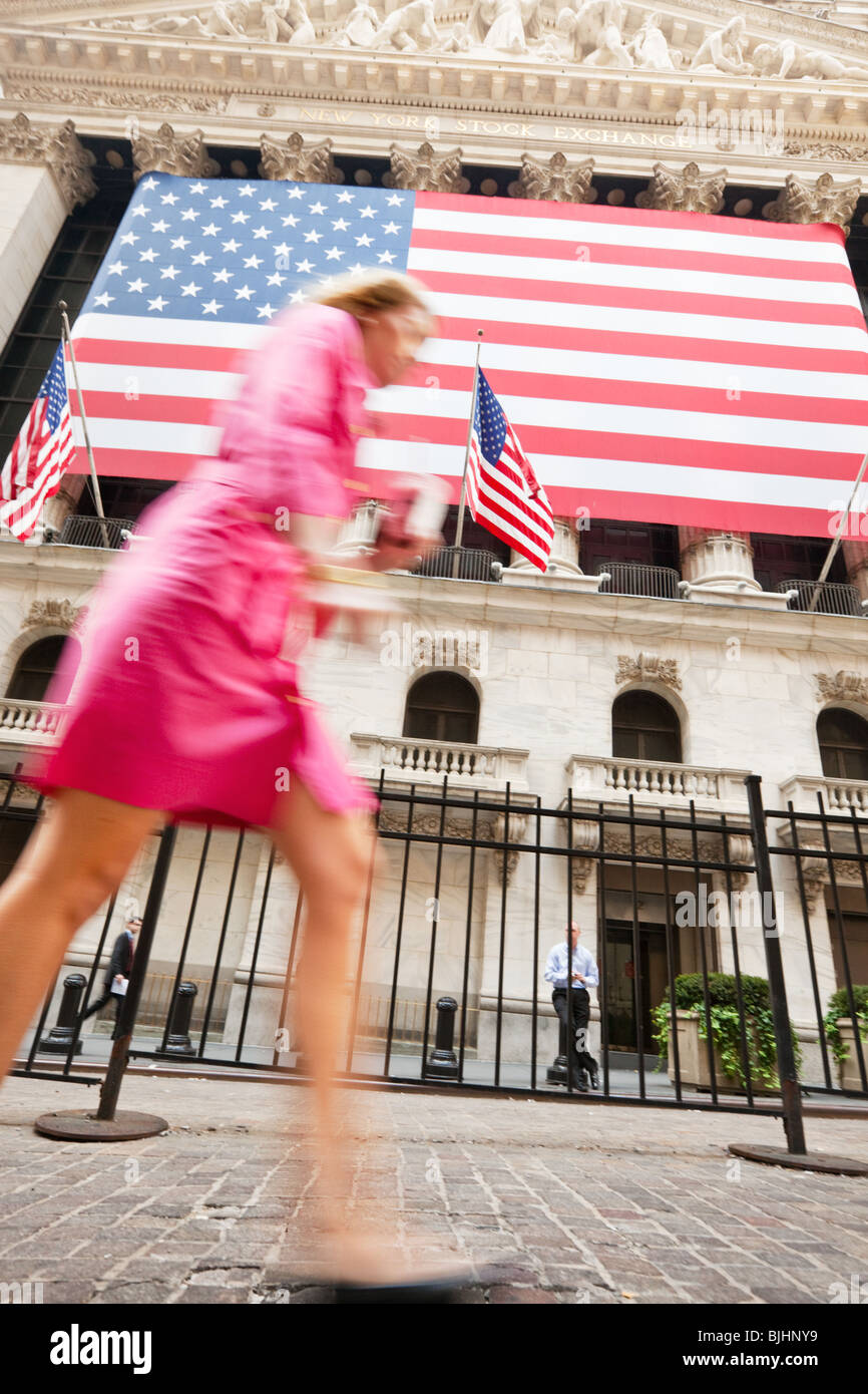 New York Stock Exchange mit Business-Frau in Bewegung vorbei Unschärfe, Wall Street, Manhattan, New York, USA Stockfoto