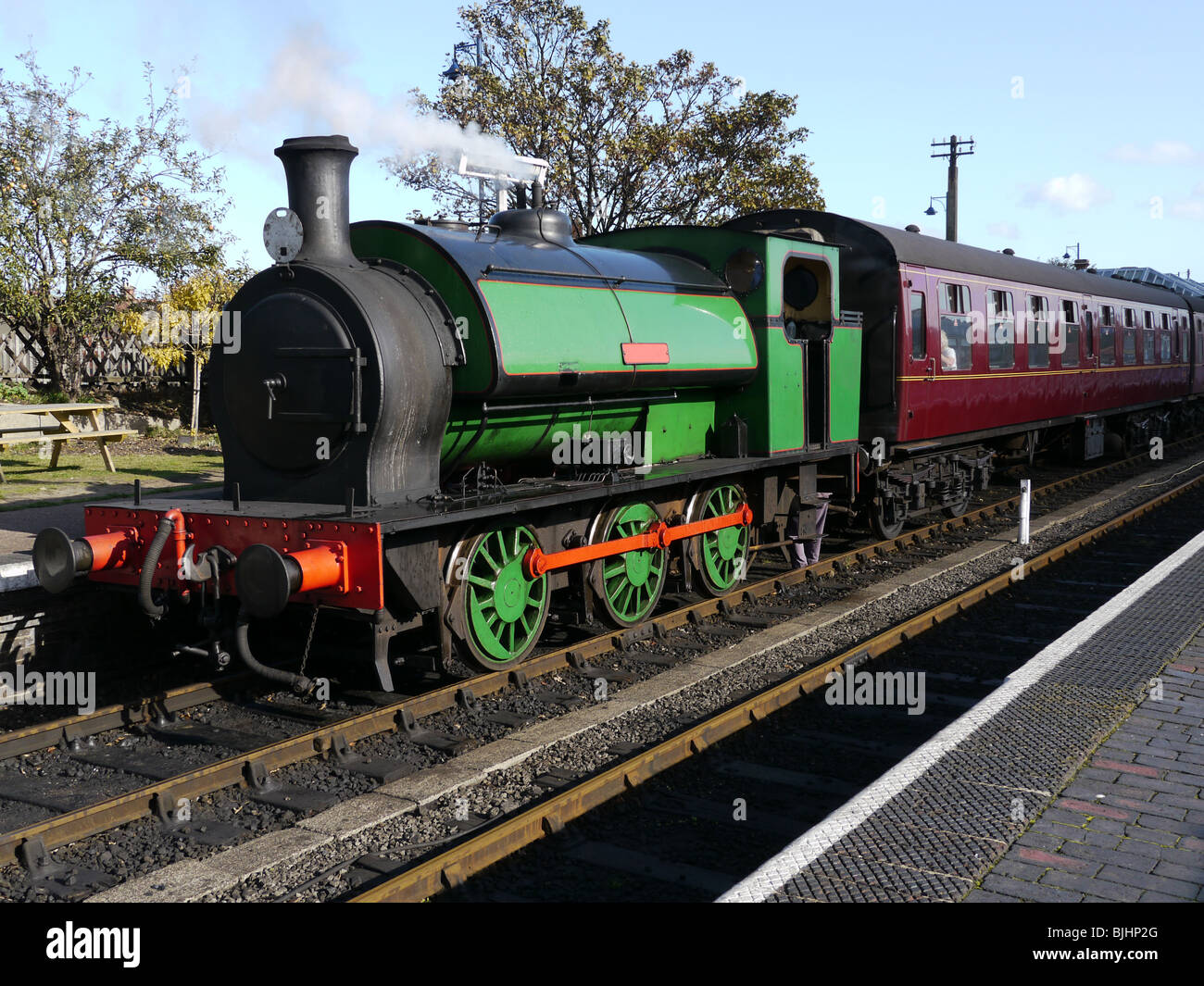 Eine restaurierte Dampflok, die eine regelmäßige Zugverbindung in North Norfolk bietet sieht man wartet in der Station in Sheringham, UK Stockfoto