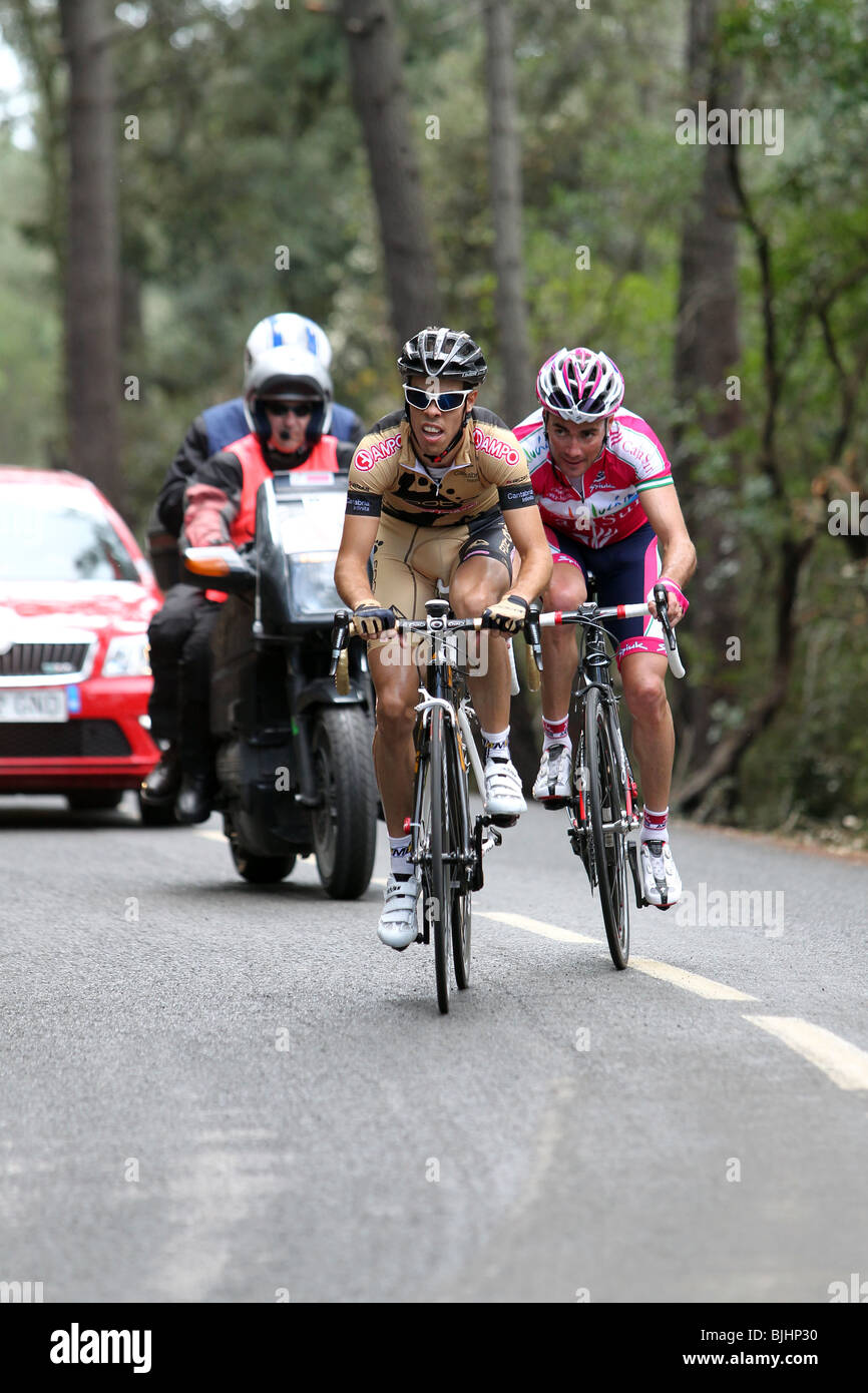 Radfahrer im Wettbewerb mit der Katalonien-Rundfahrt 2010, vorbei an Els Engel, in der Nähe von Girona Stockfoto