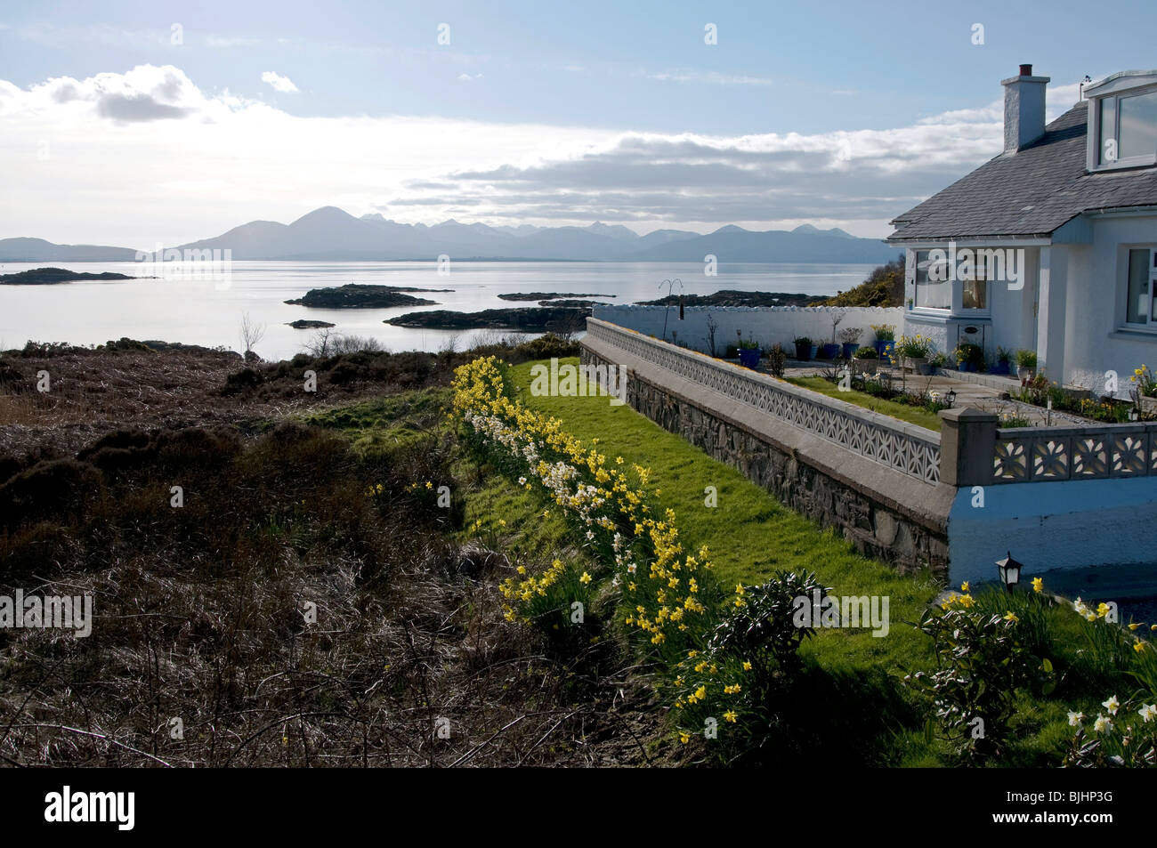 Bungalow und Garten Blick auf das Meer in der Nähe von Lochalsh Stockfoto