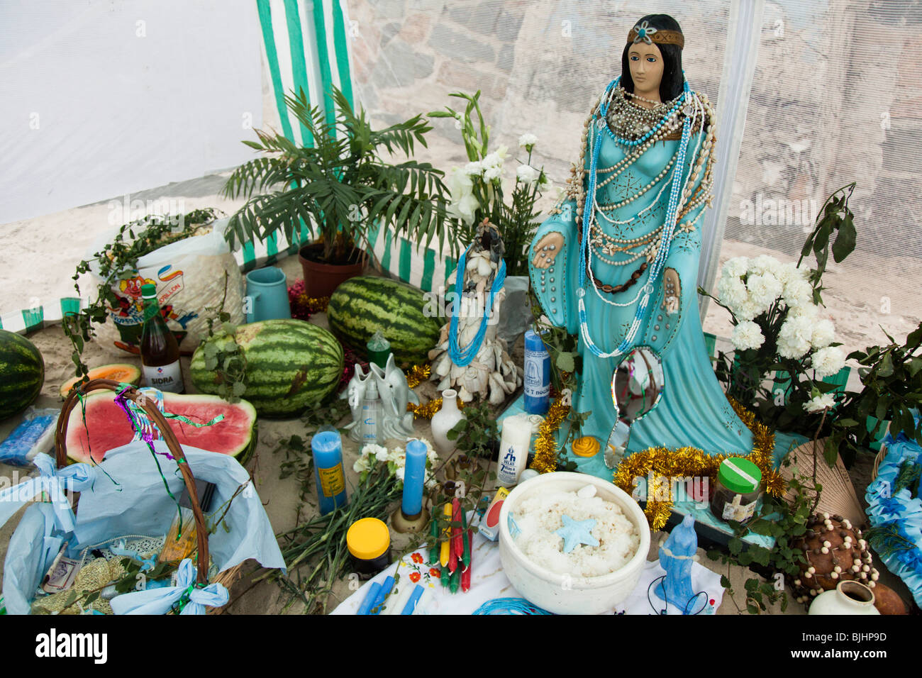 Ritual bietet auf der "Tag der Yemanja", Göttin des Wassers, in Montevideo, Uruguay. Stockfoto