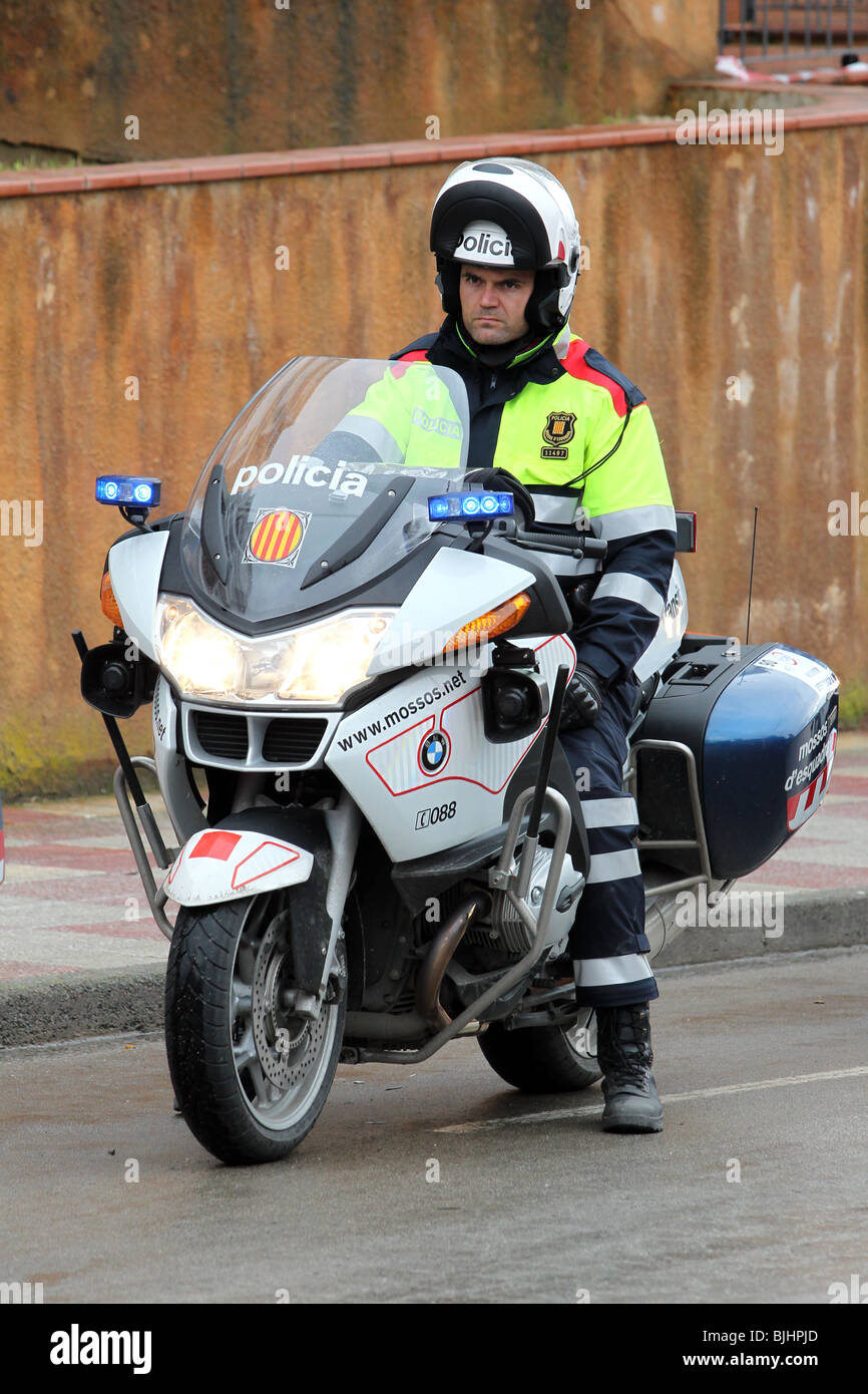 Katalanische Polizei Motorradfahrer, Mossos Notfälle, patrouillieren in eine städtische Straße in Katalonien, Spanien Stockfoto