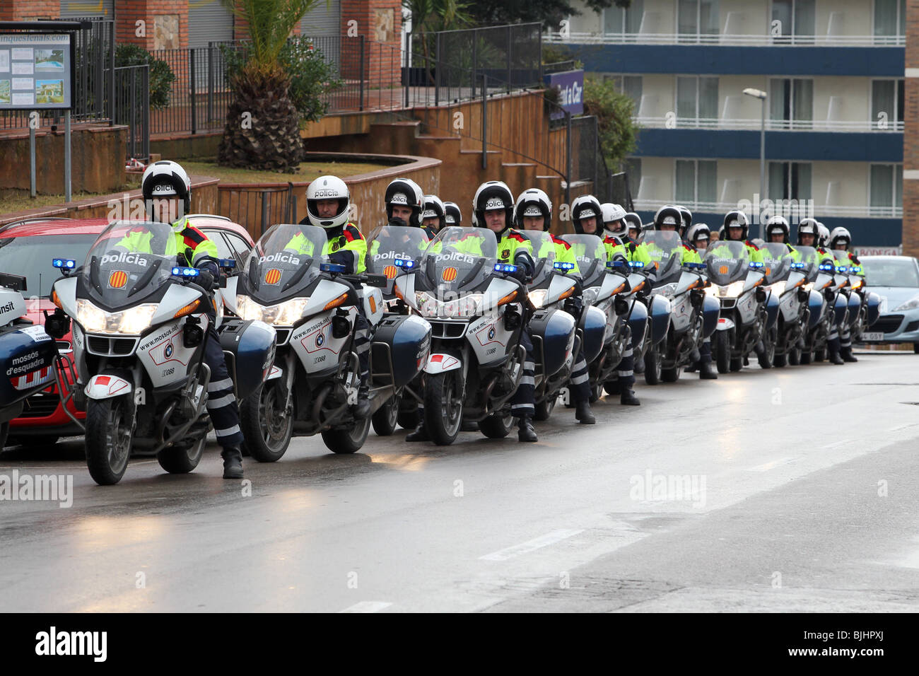 Katalanische Polizei-Motorradfahrer, Mossos Notfälle, patrouillieren Stadtstraßen in Lloret de Mar, Katalonien, Spanien Stockfoto