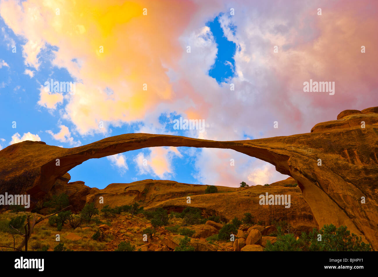 Landscape Arch, Arches-Nationalpark, Utah, einer der weltweit längsten natürlichen Spannweiten, Devils Garden Stockfoto